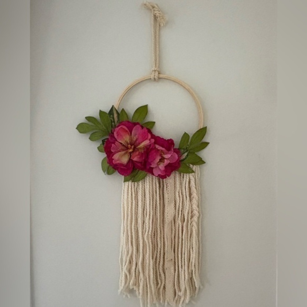 HANDMADE | Floral Wall Hanging with Pink Flowers
